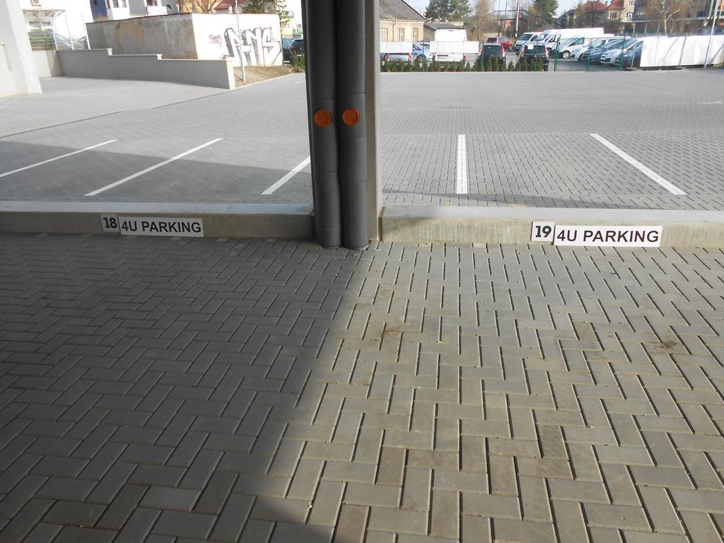 Apartments 4U Center + Free Parking Olomouc Esterno foto